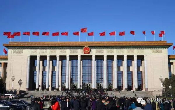 代表们走向人民大会堂。(2016年3月13日摄)新华社记者 丁海涛 摄