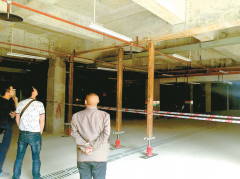 重庆一小区承重梁破裂 开发商用千斤顶来支撑 重庆一小区承重梁破裂 开发商用千斤顶来支撑